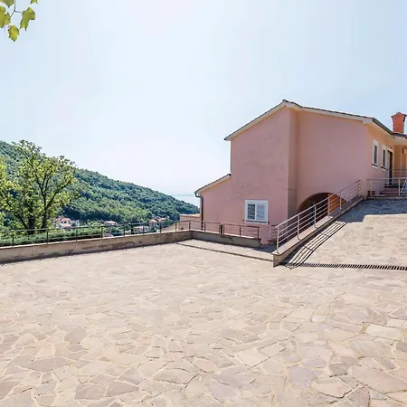 1 Bedroom Stunning In Mošćenička Draga